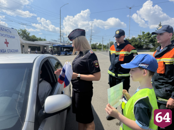 В Саратове полицейские со спасателями вручали водителям триколоры