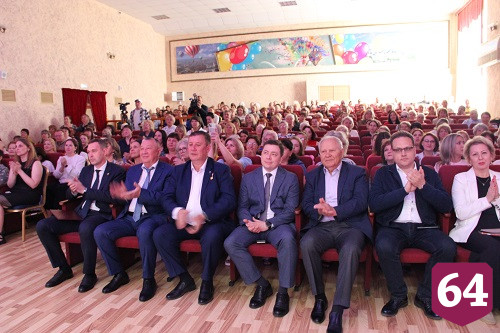В Энгельсском доме-интернате поздравили сотрудников с профессиональными праздниками
